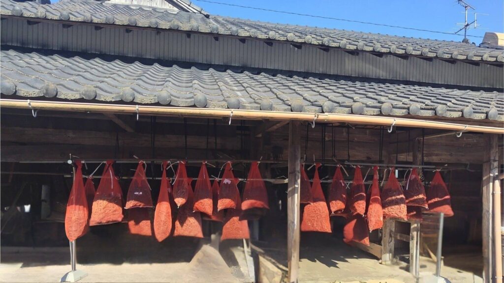 ムクナ豆を軒下で自然乾燥